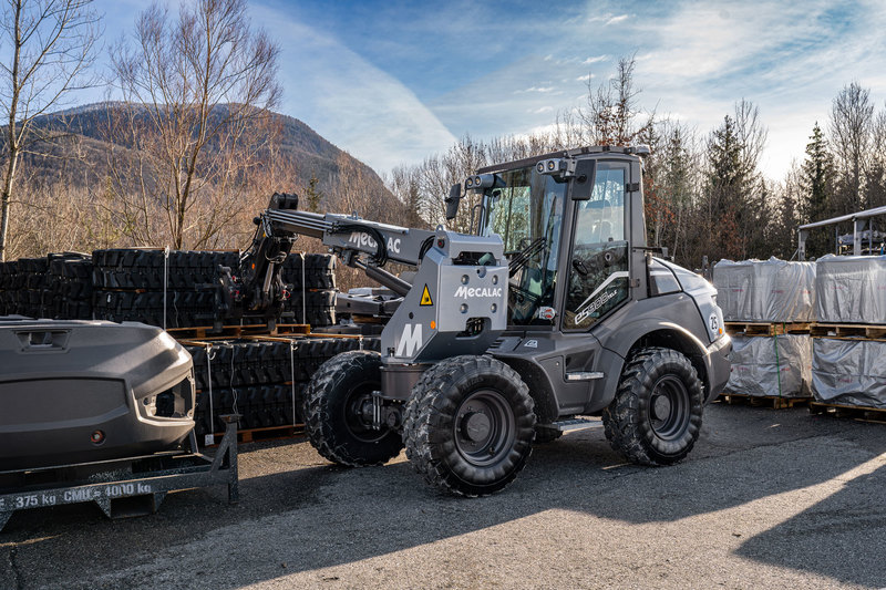 Mecalac amplía su gama cero emisiones con la nueva cargadora telescópica giratoria eS900tele 100% eléctrica